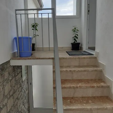 Ostanak kod kuće Ela