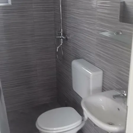Ela Ostanak kod kuće