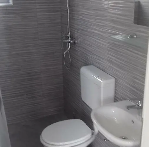 Ela Ostanak kod kuće