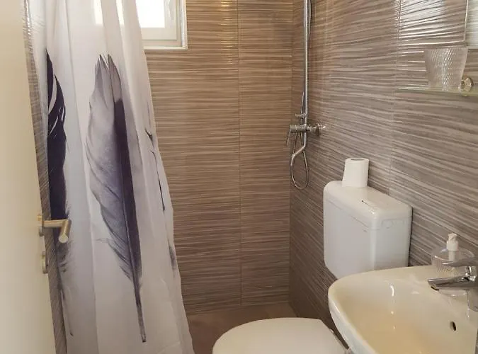 Ela Ostanak kod kuće